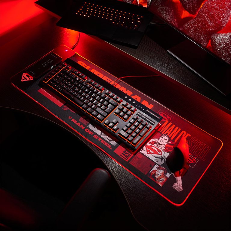Numskull Superman – Oversize Gaming Mat & Mobile Charger