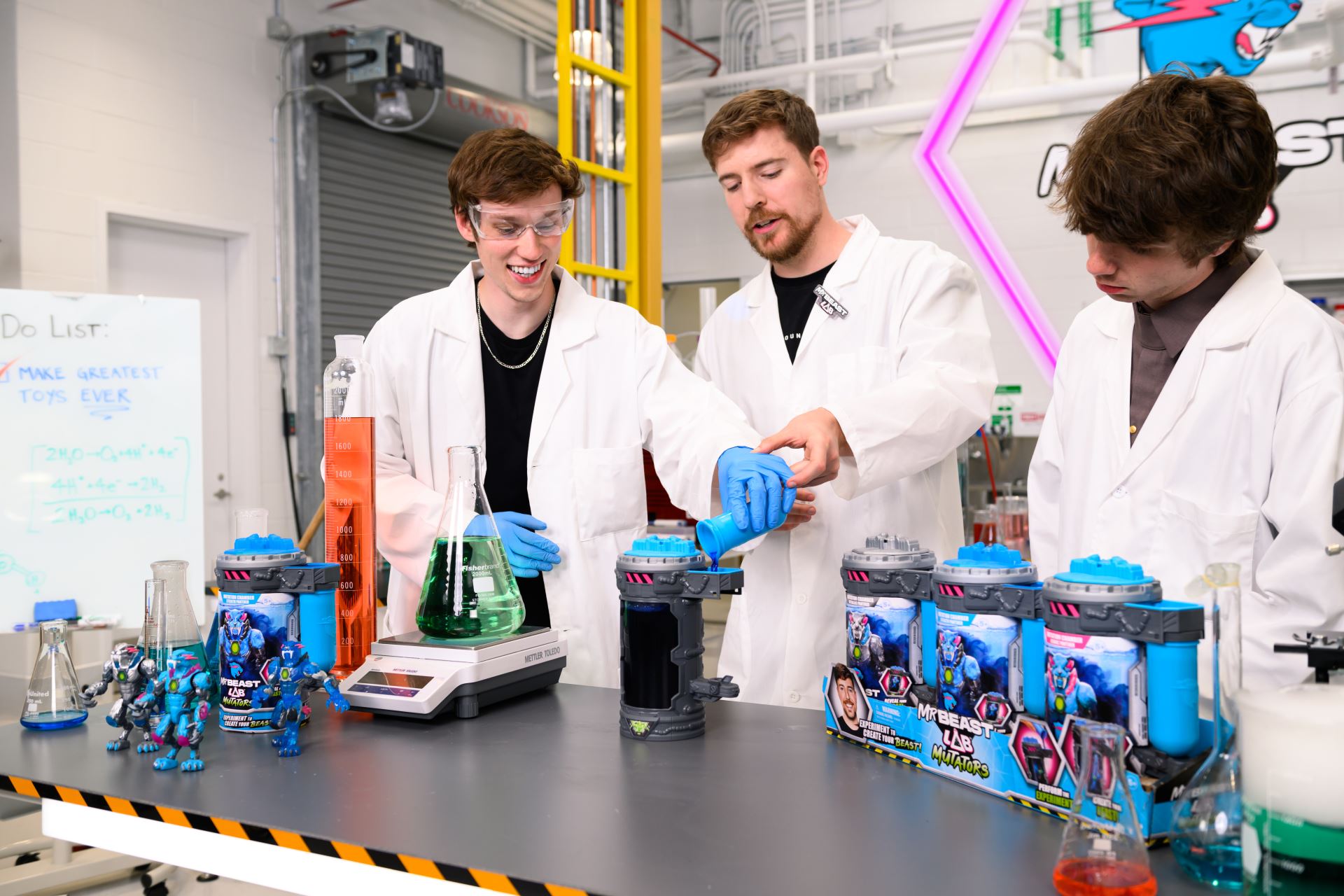 MR. BEAST LAB - Mutator Action Figs -Metalic Panther (20347)