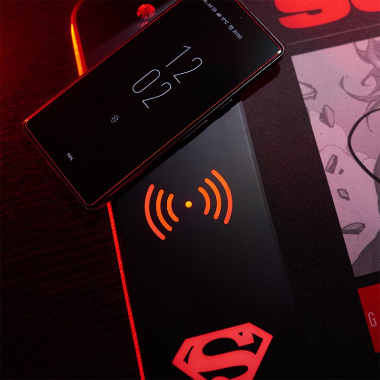 Numskull Superman – Oversize Gaming Mat & Mobile Charger