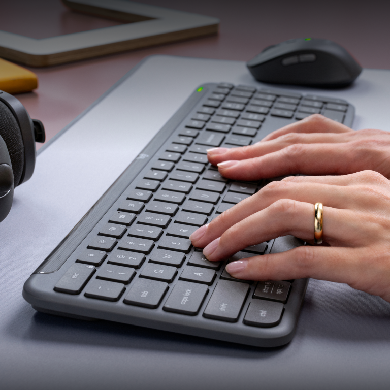 Logitech – Signature Slim Wireless Keyboard and Mouse Combo MK950 Graphite Nordic