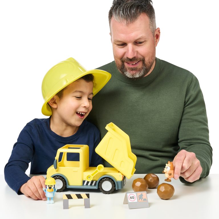 Bluey – Bluey’s Dump Truck with Exclusive Hard-Hat Bluey and Muddy Bingo Figures – (90317)