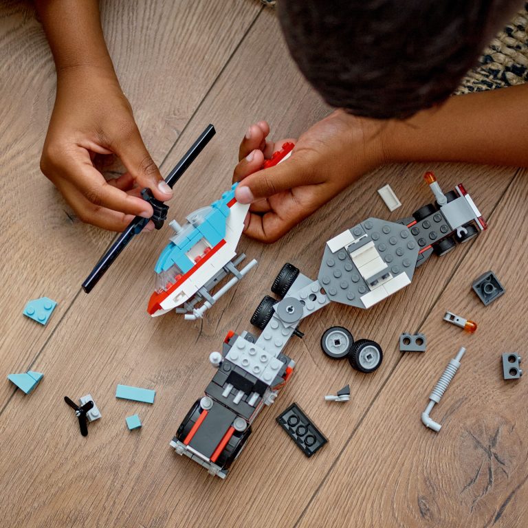 LEGO Creator – Flatbed Truck with Helicopter (31146)