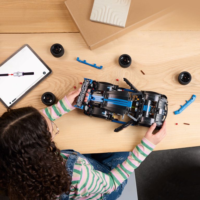 LEGO – Technic – Porsche GT4 e-Performance Race Car (42176)