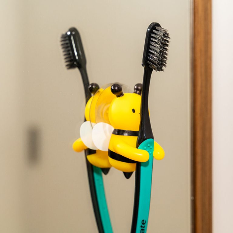 Kikkerland – Bumble Bee Toothbrush Holder – 5.5 cm x 6.75 cm x 3.25 cm