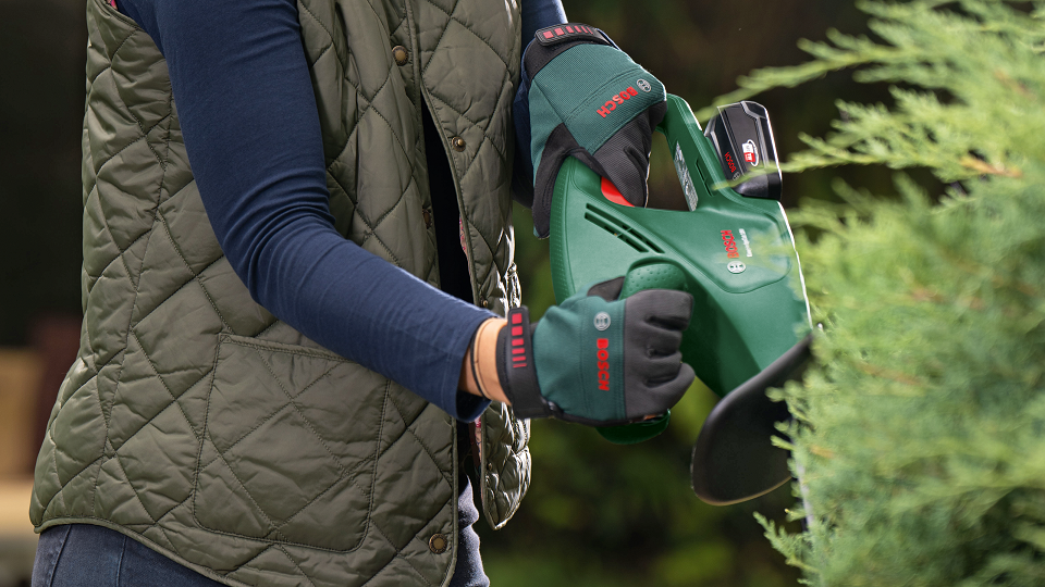 Bosch - Akku Cordless Telescopic Hedge Trimmer  18V (Battery & Charger Included)
